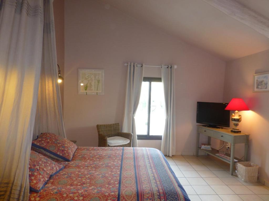 Le Vieux Bistrot Hotel Cabrieres-d'Avignon Room photo